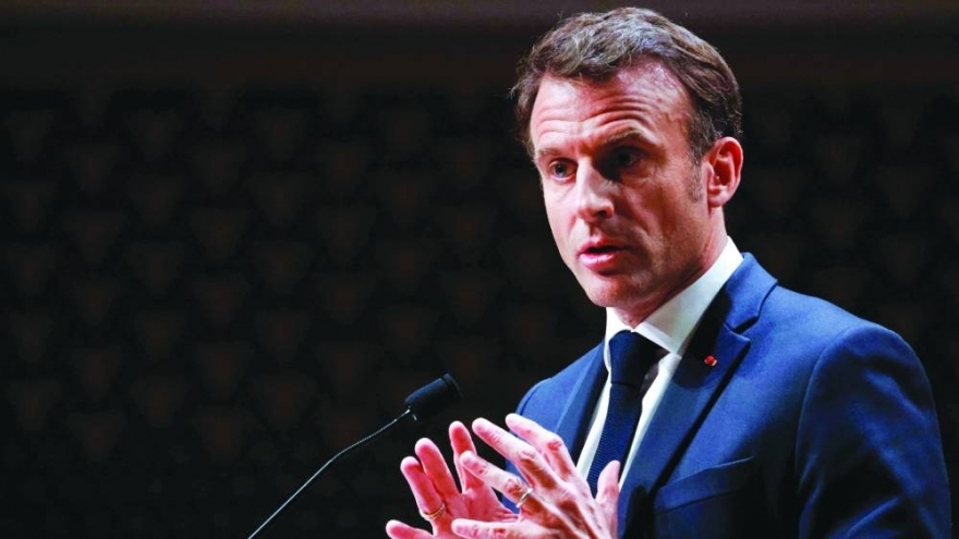 Tổng thống Pháp Macron liên tục bị ngắt lời khi đang phát biểu về chủ quyền châu Âu